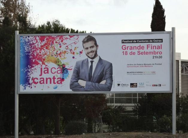 Cartaz de rua do Já Cá Canta em Oeiras, com apresentação de João Manzarra
