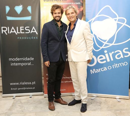 Dois convidados junto aos painéis da Rialesa Produções e de Oeiras