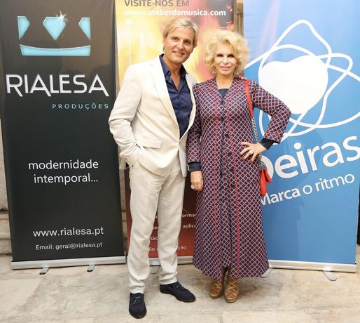 Dois convidados junto aos painéis da Rialesa Produções e de Oeiras